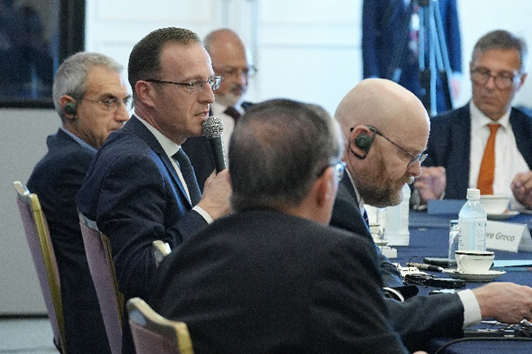 非公開会議３
世界の分断を「民主主義」対「専制主義」の対立で捉えるのは間違いとの認識で一致