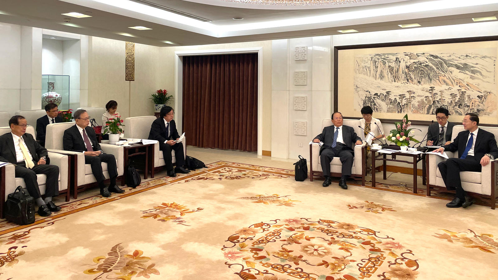 <span class="fs-s">国際協力と平和の修復に向けて、日中が中心となり世界をリードすることで合意</span><span class="fs-es">　～第20回フォーラムに向けて中国側関係者と会談</span>