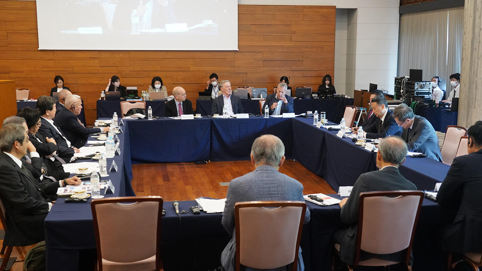 <span class="fs-s">２日目の「アジア平和会議2024」は４カ国のパネリストが参加し活発な議論が行われました</span><span class="fs-es"> ー2日目の議論を画像でみる</span>