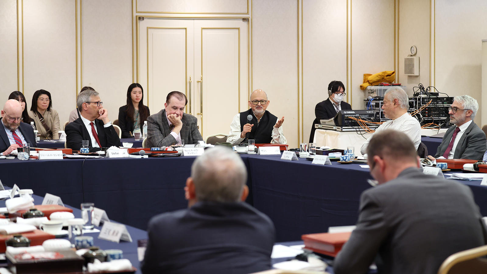 <span class="fs-s">知識層が課題解決に本気で向かい合い、悩んでいる姿を見せることが重要</span><span class="fs-es">ー「東京会議2025」最終日昼食会 報告</span>